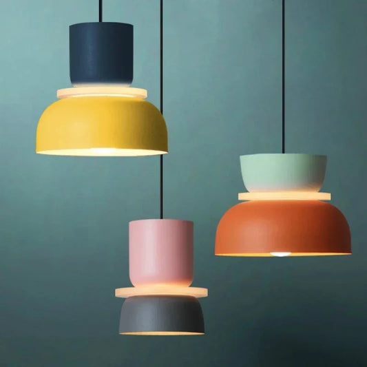 Skandinavisk pendellampe med geometrisk form – farverigt og moderne design