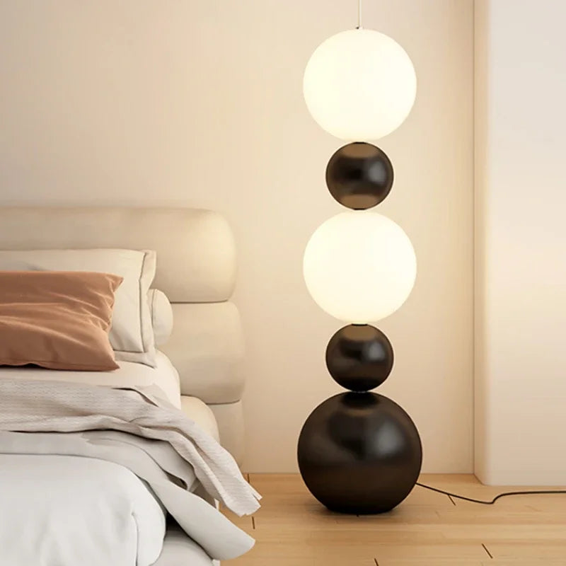 Moderne gulvlampe med kugledesign