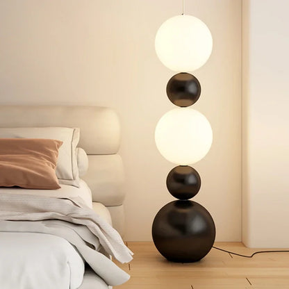 Moderne gulvlampe med kugledesign