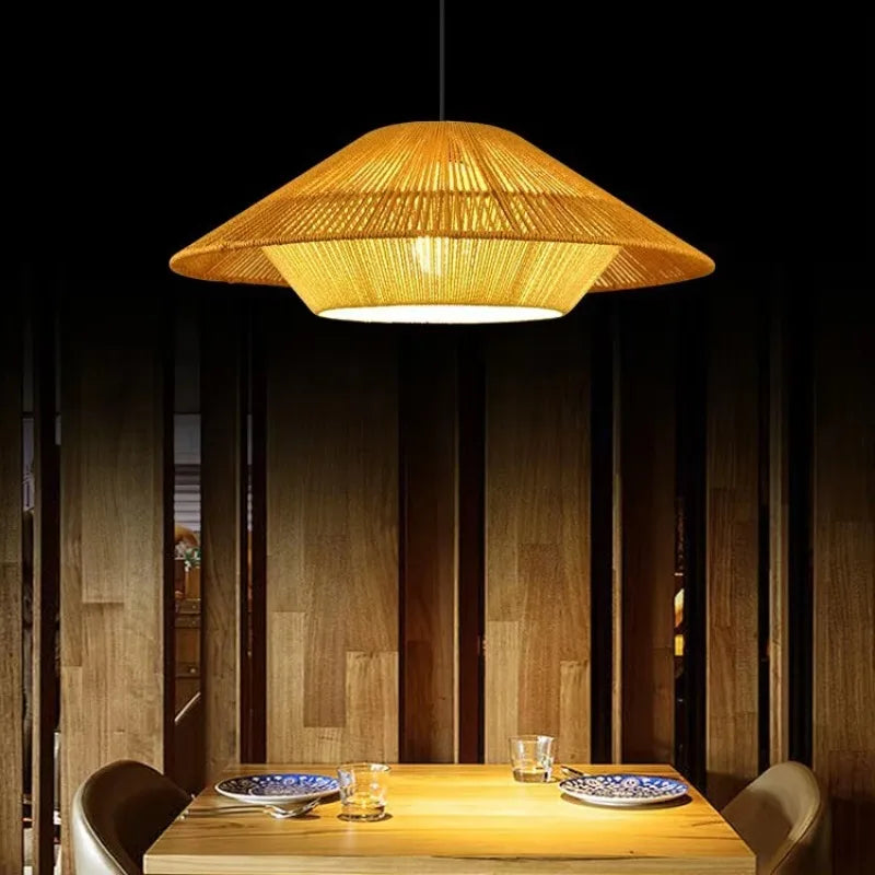 Flettet rattan pendellampe i japandi boho-stil