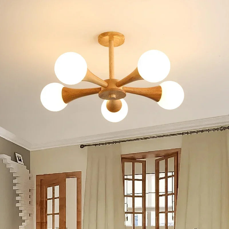 Moderne loftlampe med træarme og kugleformede skærme