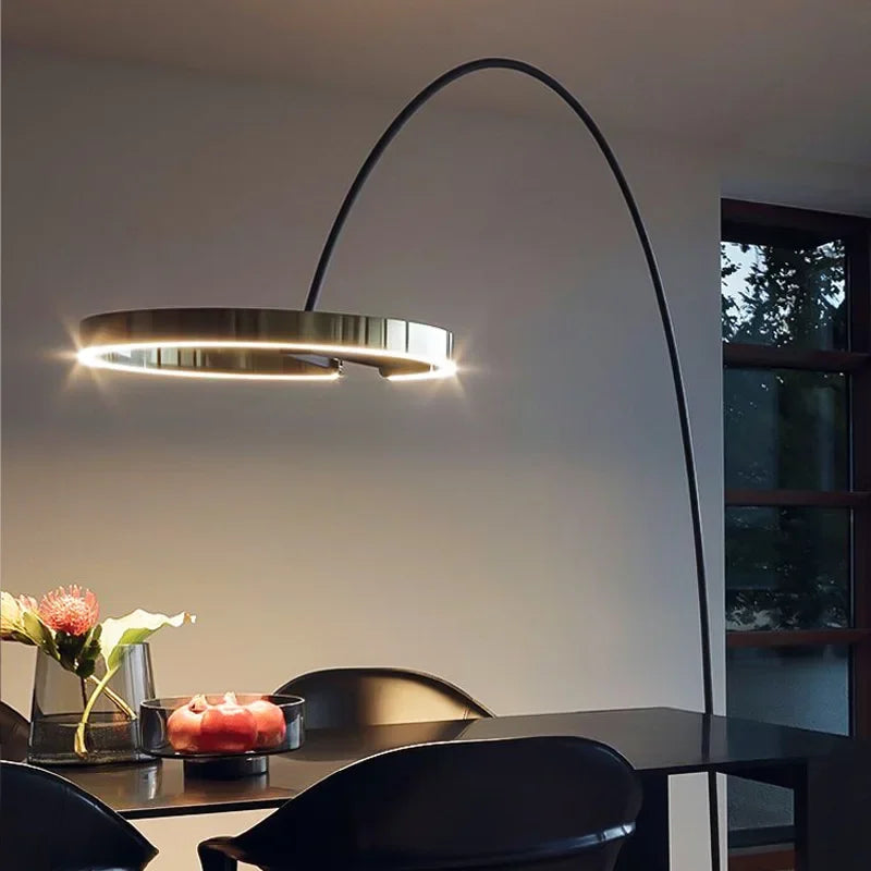 Moderne gulvlampe med rund ring-skærm og LED