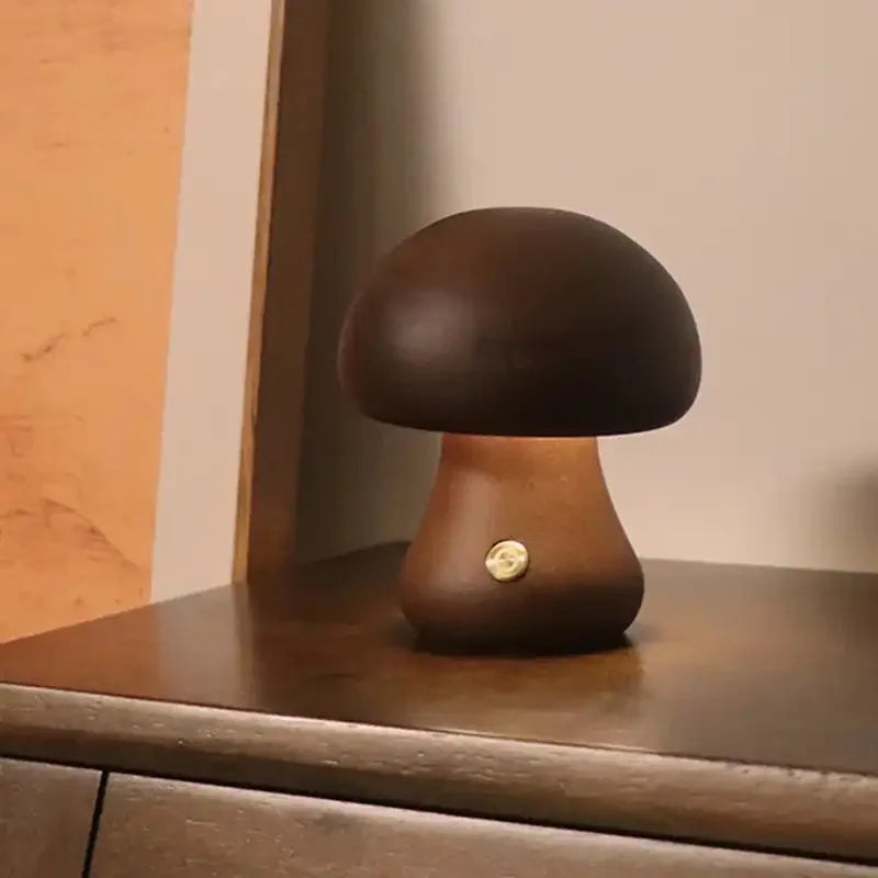 Træ-bordlampe med LED i svampeform – hyggeligt nattelys