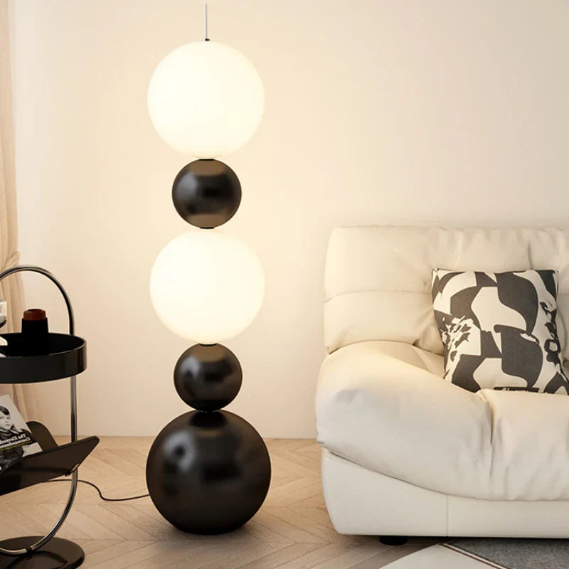 Moderne gulvlampe med kugledesign