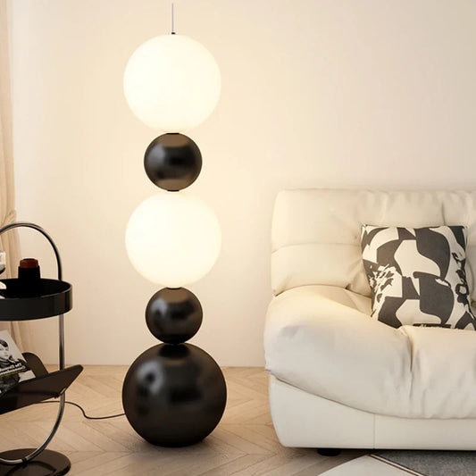 Moderne gulvlampe med kugledesign