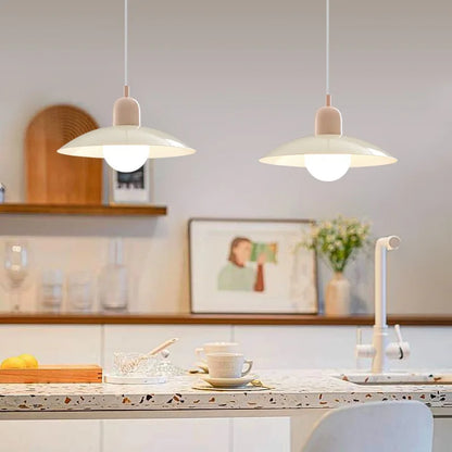 Moderne pendellampe med tofarvet design og Bauhaus-metalskærm