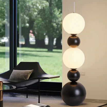 Moderne gulvlampe med kugledesign