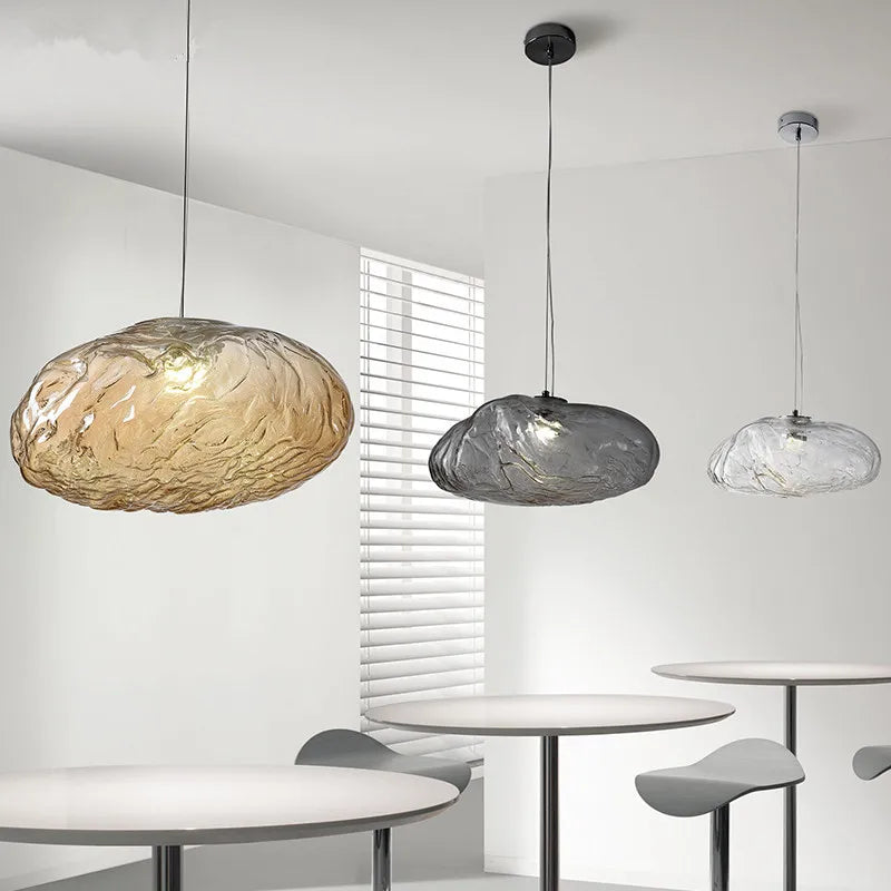 Kunstnerisk lysekrone med glasskærme – Skygespil