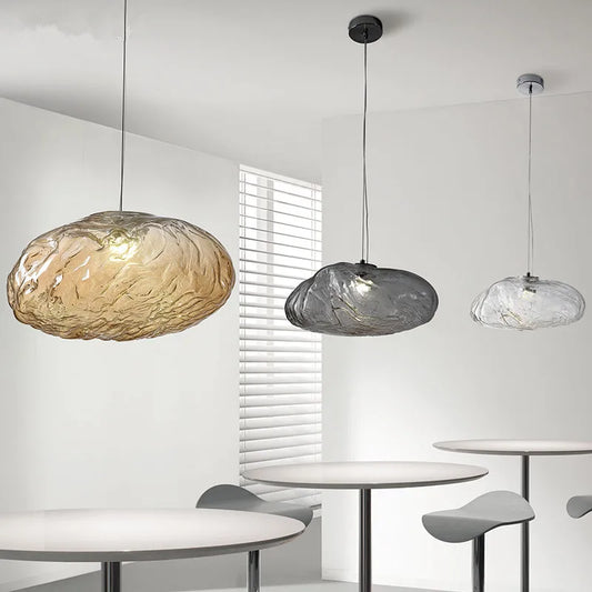 Kunstnerisk lysekrone med glasskærme – Skygespil