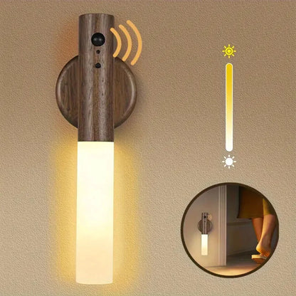 Moderne væglampe i træ med LED og bevægelsessensor