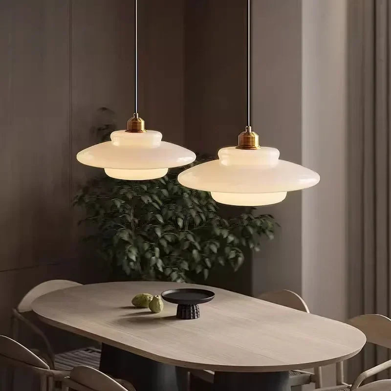 Pendellampe med Mælkehvidt Glas