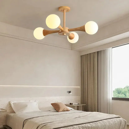 Moderne loftlampe med træarme og kugleformede skærme