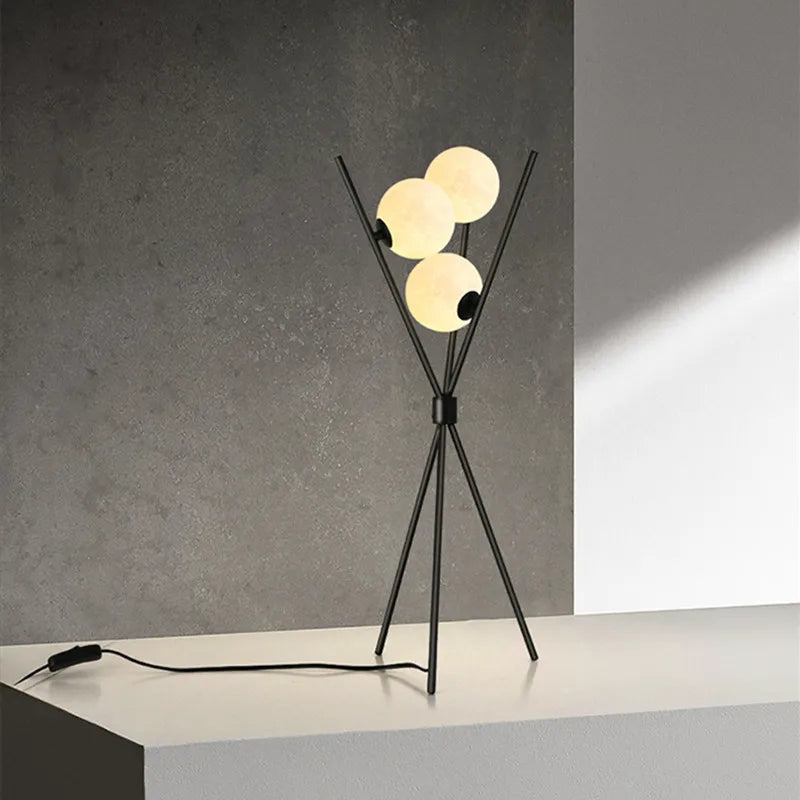 Designer LED Gulvlampe med Månekugleskærme – Bord- og Gulvlampe på Trefod