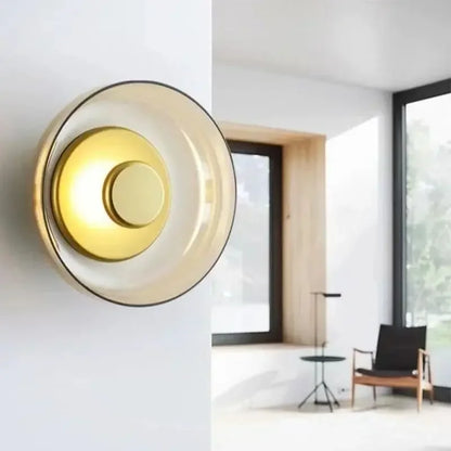 Moderne væglampe med rund glasskærm