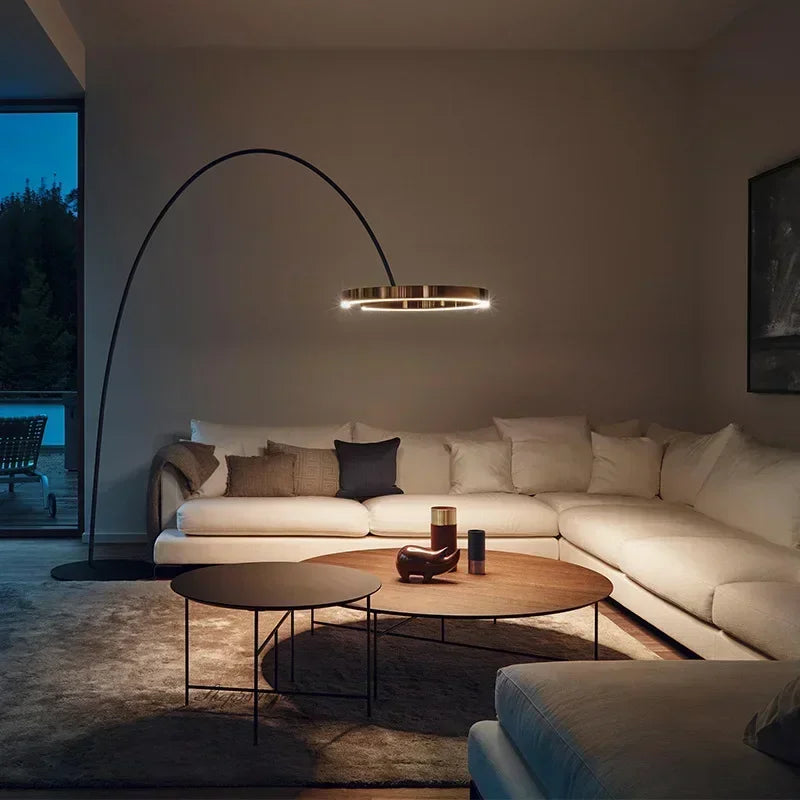 Moderne gulvlampe med rund ring-skærm og LED