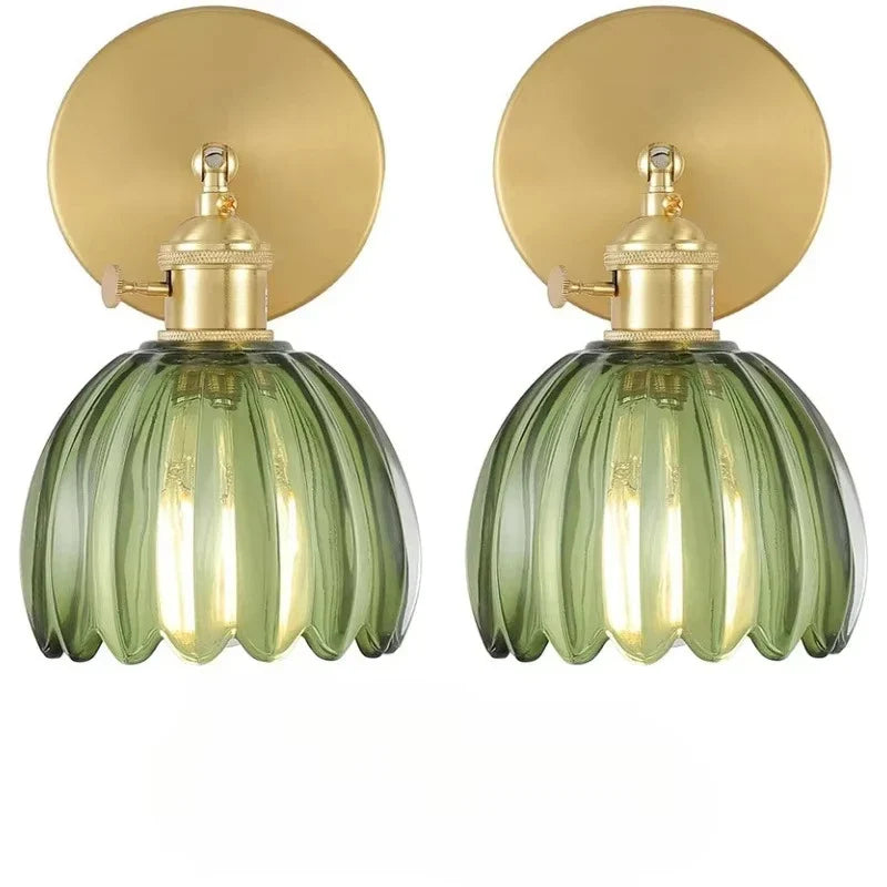 Retro væglampe med tulipanformet glasskærm og guldfinish