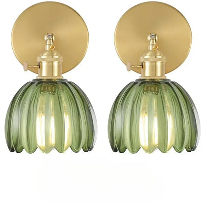 Retro væglampe med tulipanformet glasskærm og guldfinish