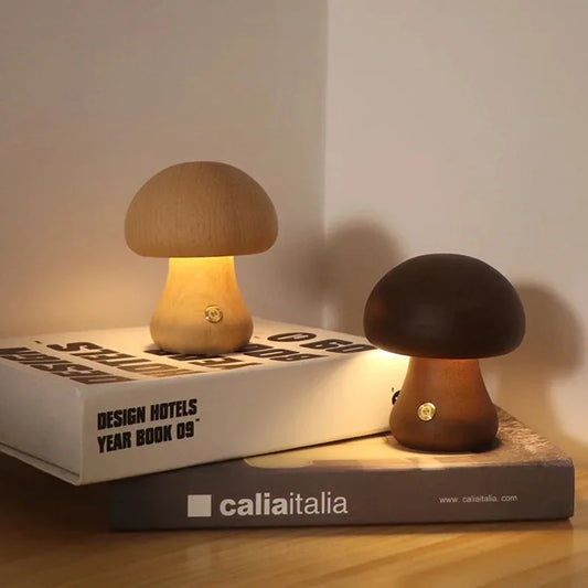 Træ-bordlampe med LED i svampeform – hyggeligt nattelys