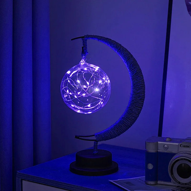 Stemningsfuld LED-bordlampe med glaskugle og halvmåne