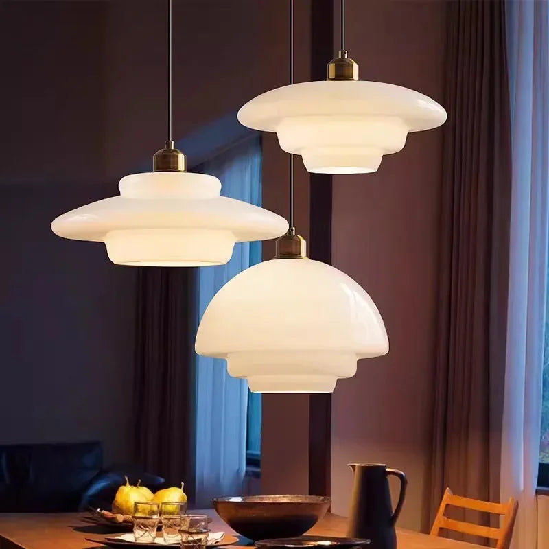 Pendellampe med Mælkehvidt Glas