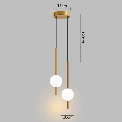 Moderne pendellampe med kugleformet skærm i mat glas