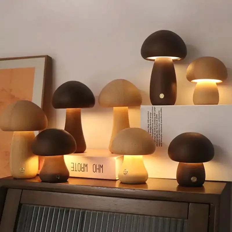 Træ-bordlampe med LED i svampeform – hyggeligt nattelys