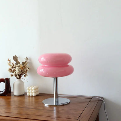 Designer bordlampe med retro-inspireret lampeskærm