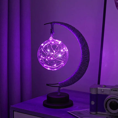 Stemningsfuld LED-bordlampe med glaskugle og halvmåne
