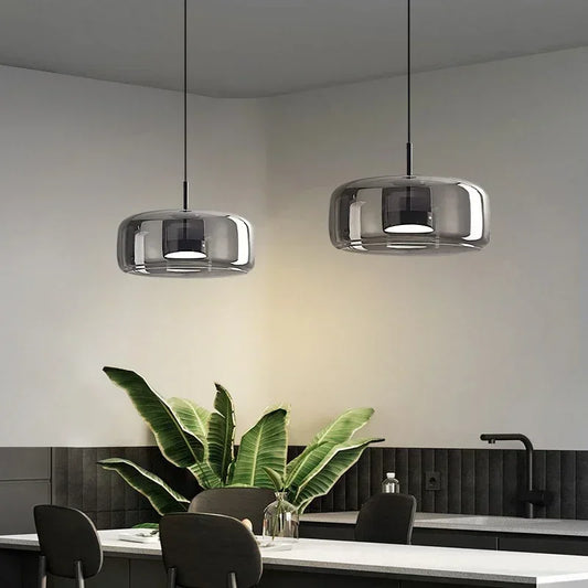 Moderne pendellampe i glas med LED og gyldne detaljer – minimalistisk design