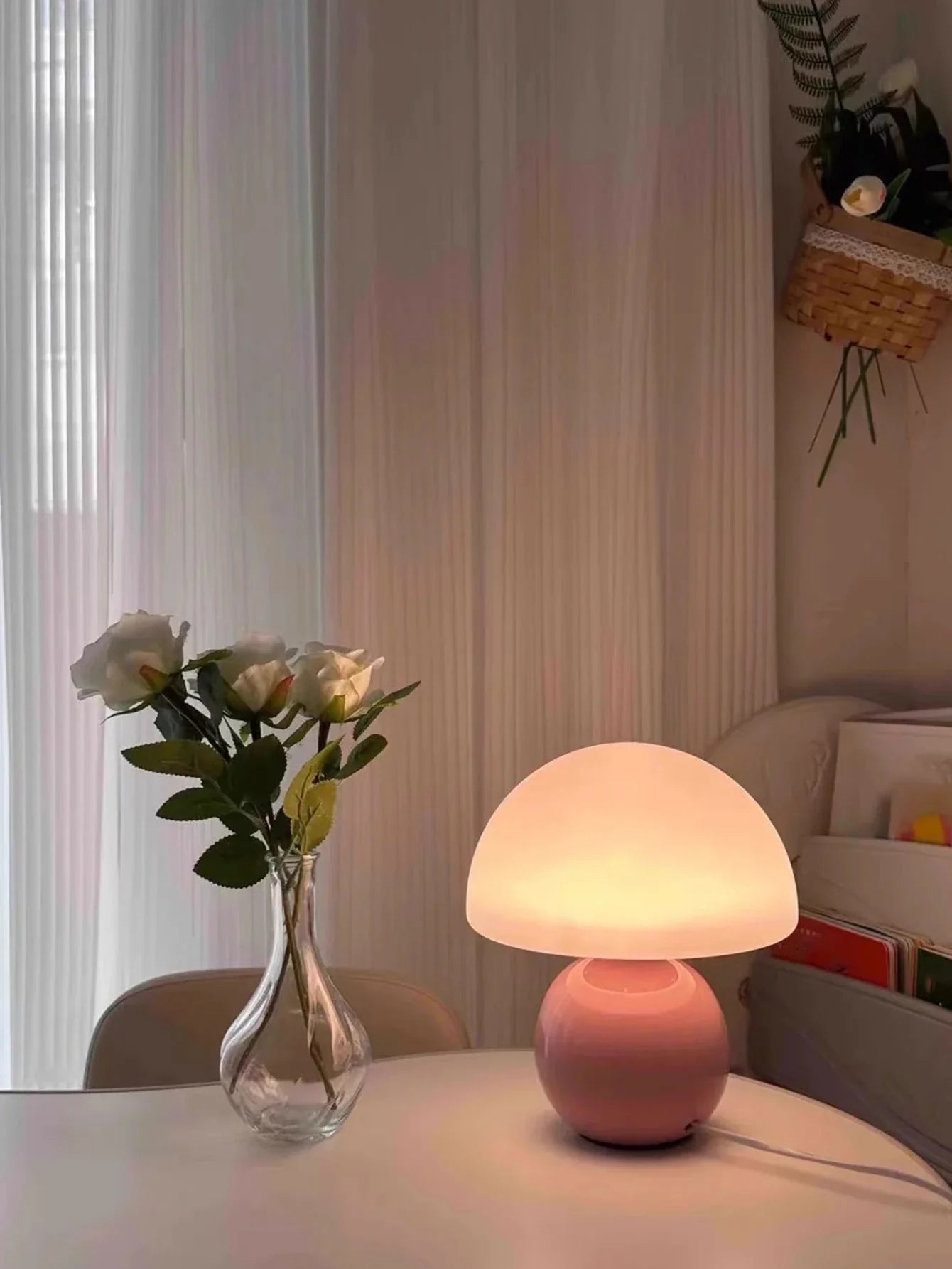 Moderne bordlampe med kugleformet fod og skærm i svampeform