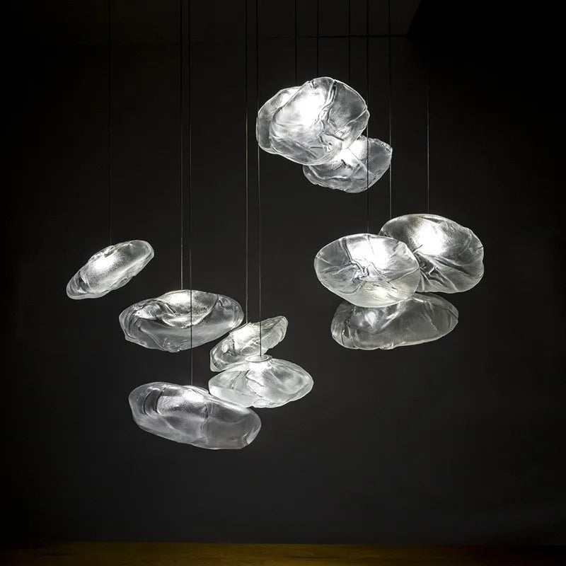 Kunstnerisk lysekrone med glasskærme – Skygespil