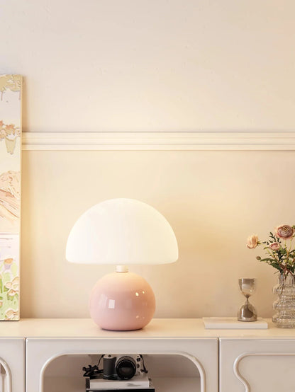 Moderne bordlampe med kugleformet fod og skærm i svampeform