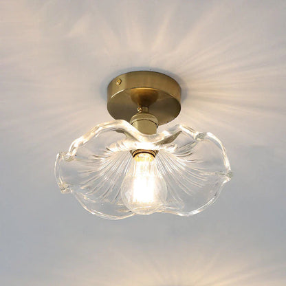 Dekorativ loftlampe med glaslampeskærm i bladform