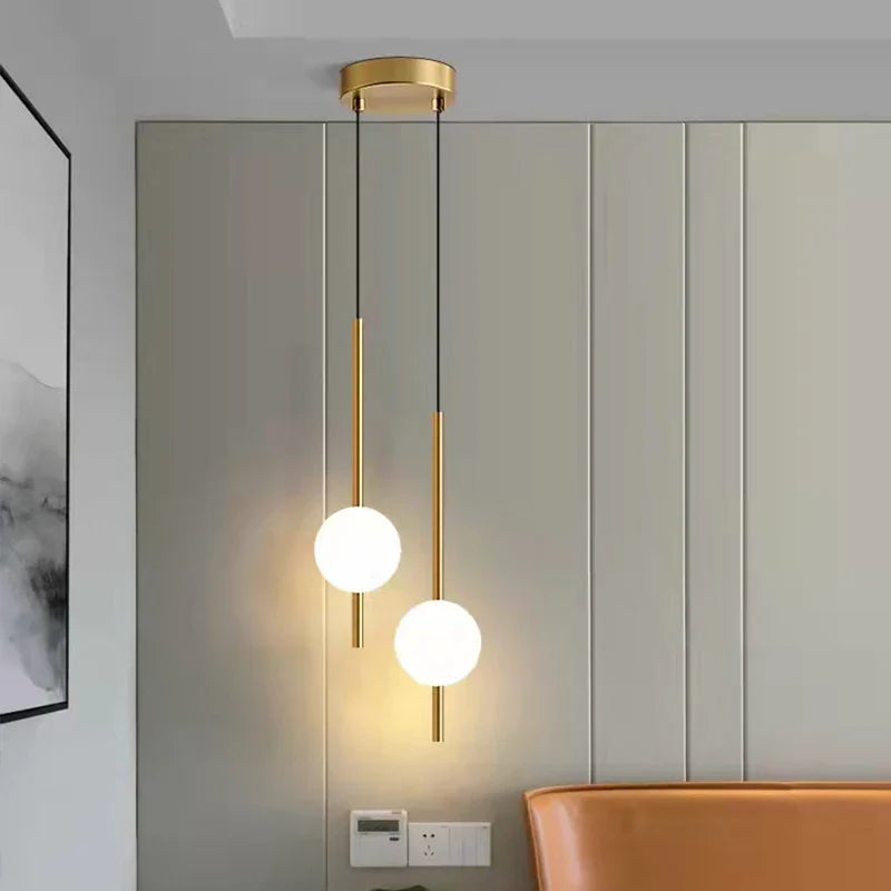 Moderne pendellampe med kugleformet skærm i mat glas