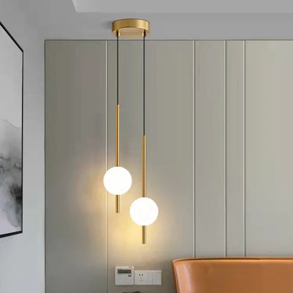 Moderne pendellampe med kugleformet skærm i mat glas