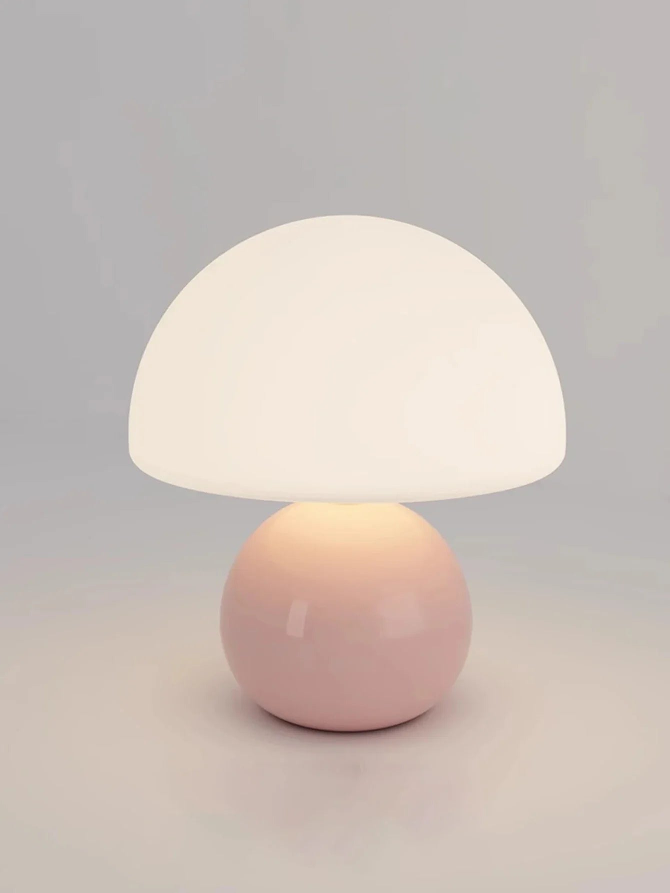 Moderne bordlampe med kugleformet fod og skærm i svampeform