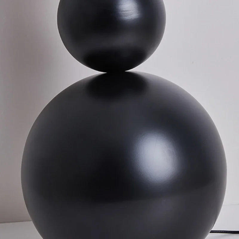 Moderne gulvlampe med kugledesign