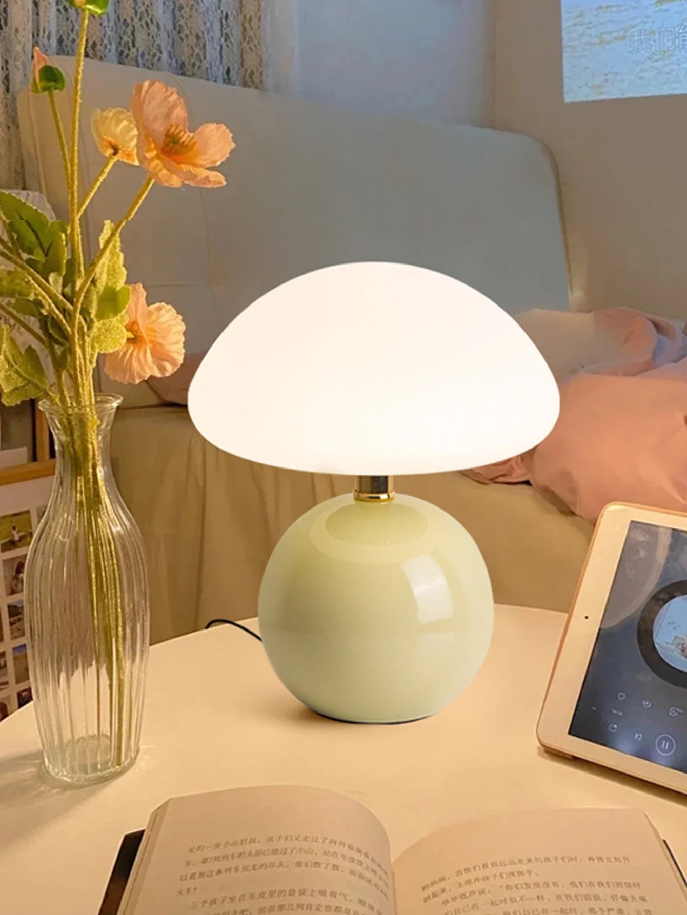 Moderne bordlampe med kugleformet fod og skærm i svampeform