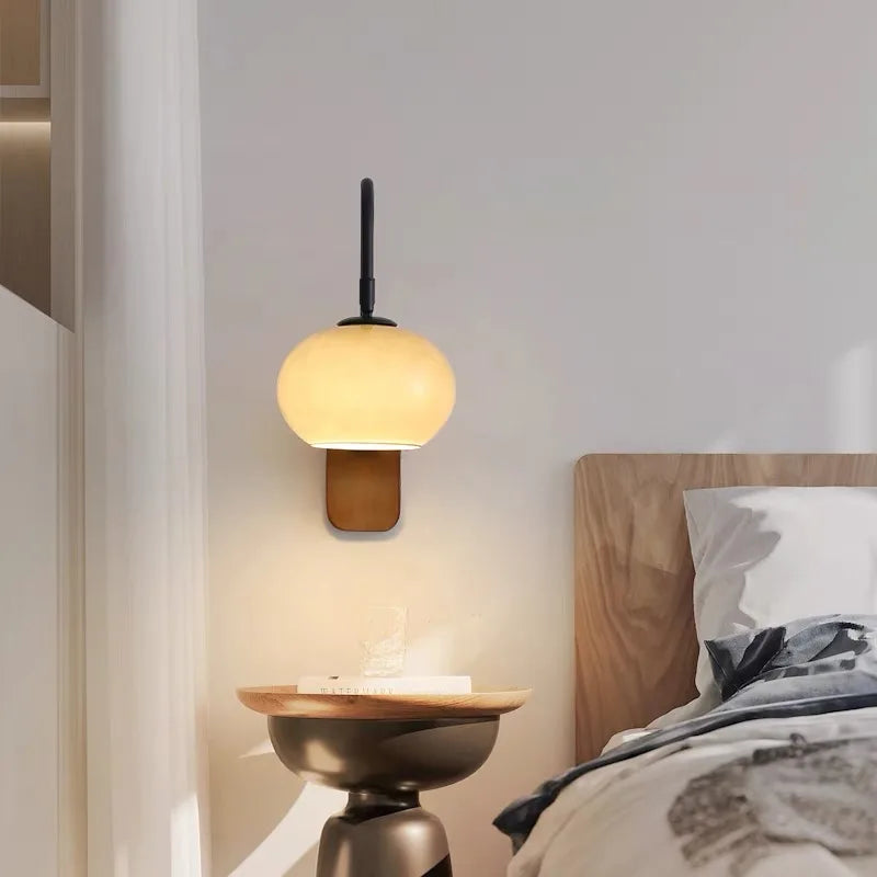 Moderne væglampe med glasskærm og træsokkel