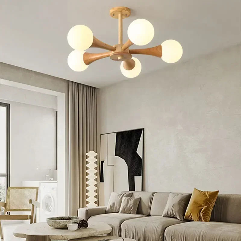 Moderne loftlampe med træarme og kugleformede skærme