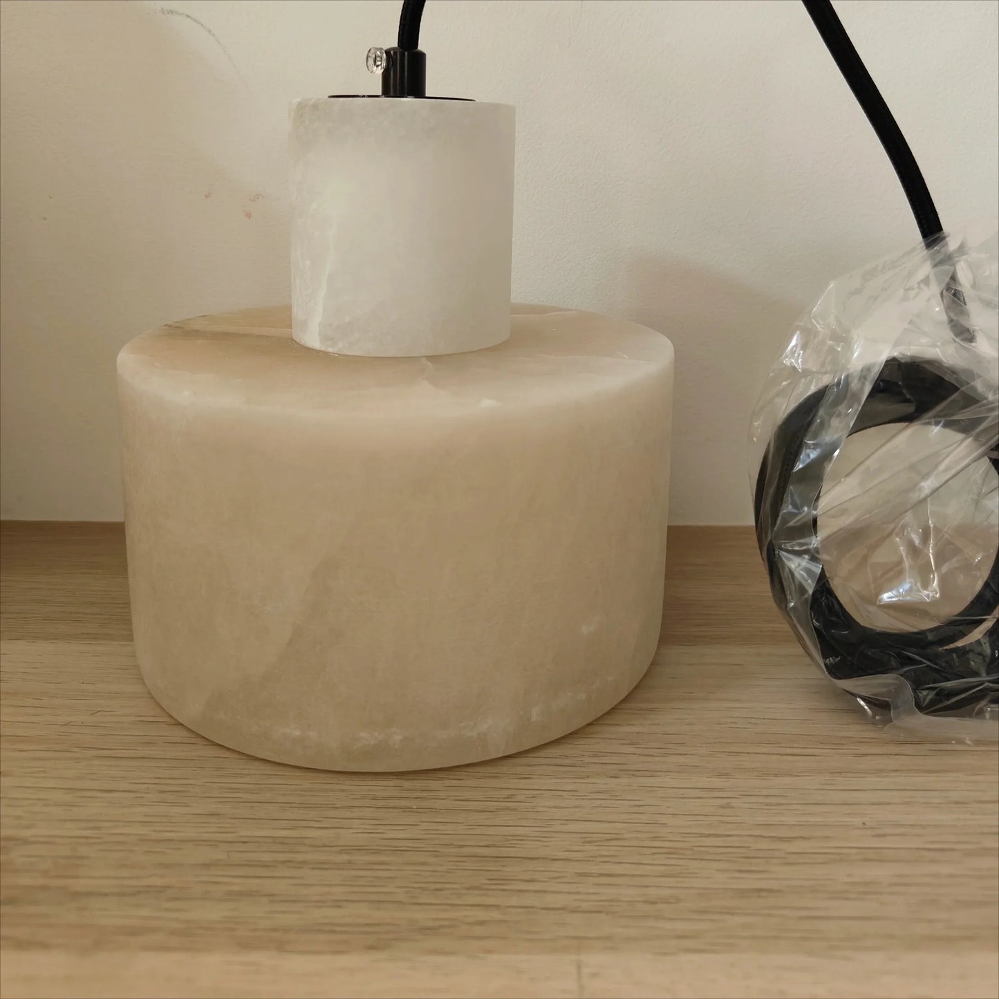 Pendellampe med Marmorkuppel – Minimalistisk Elegance
