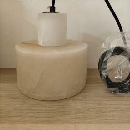Pendellampe med Marmorkuppel – Minimalistisk Elegance