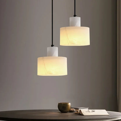 Pendellampe med Marmorkuppel – Minimalistisk Elegance