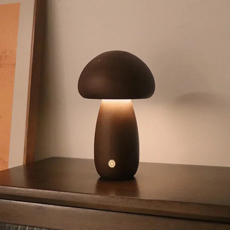 Træ-bordlampe med LED i svampeform – hyggeligt nattelys