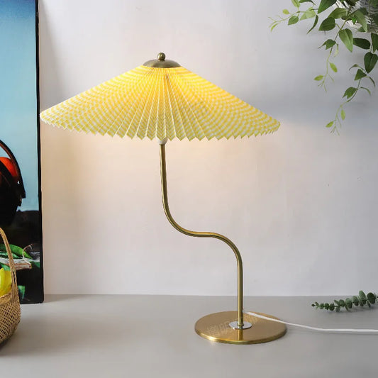 Bordlampe med plisseret skærm
