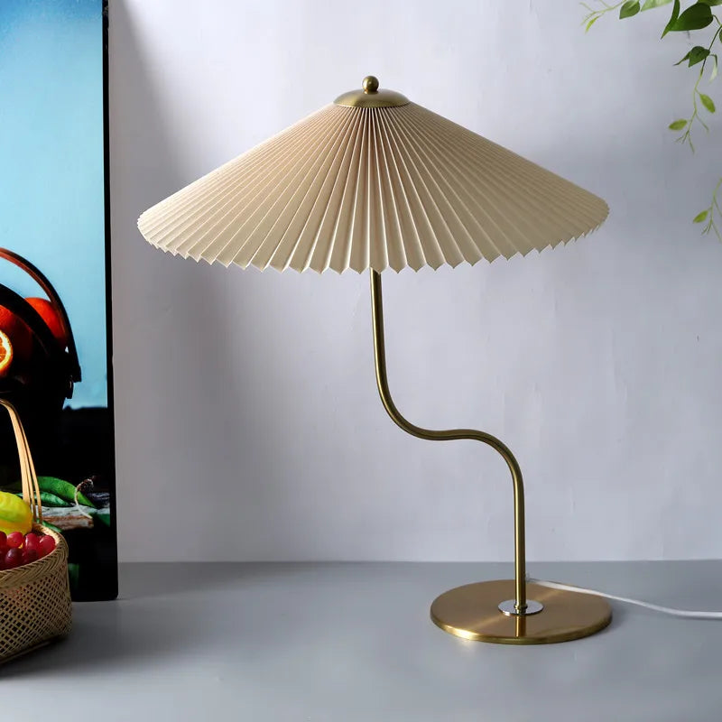 Bordlampe med plisseret skærm