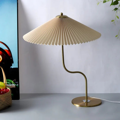 Bordlampe med plisseret skærm