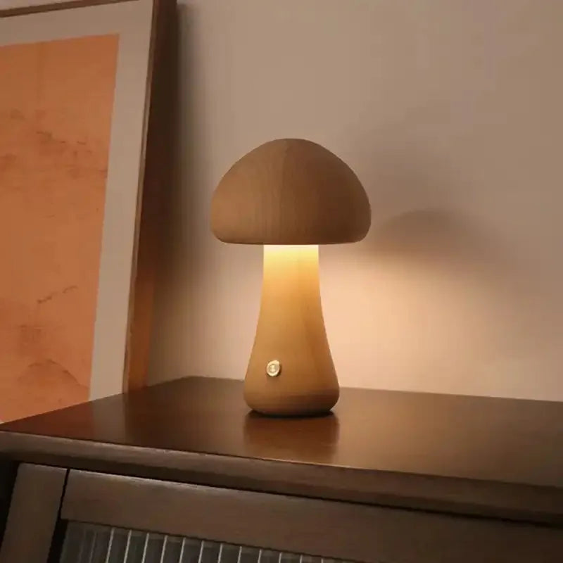 Træ-bordlampe med LED i svampeform – hyggeligt nattelys