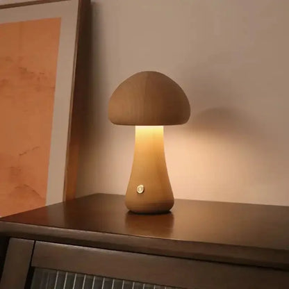 Træ-bordlampe med LED i svampeform – hyggeligt nattelys
