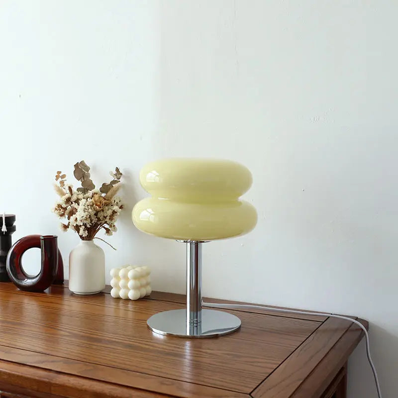 Designer bordlampe med retro-inspireret lampeskærm
